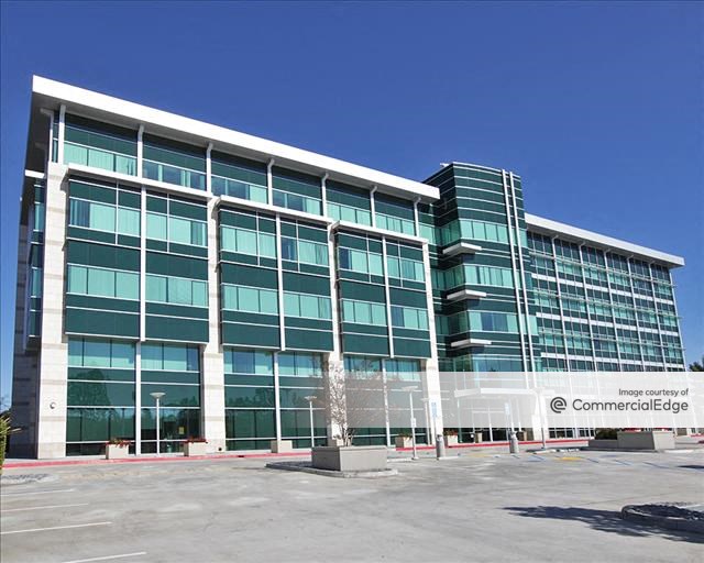 The five-story Pinnacle was purchased by Innovatus Capital Partners
