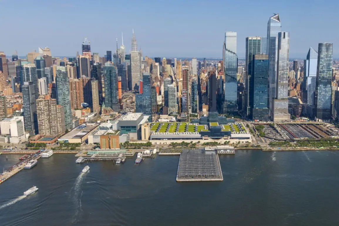 skyline cityscape of manhattan midtown east as seen from the hudson river